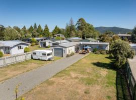 Mountain Serenity - Te Anau Holiday Home, pet-friendly hotel in Te Anau