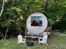 Lakefront Barrel in Parry Sound #16，位于帕里桑德的豪华帐篷营地