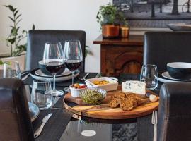 Cottage on King Quiet Midway East Coast Stop, hotel in Coffs Harbour