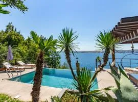 Artistic Beach House with Pool