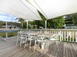 Mar-Lins - Pet Friendly - 2 Mins Walk to Beach, khách sạn ở Callala Beach