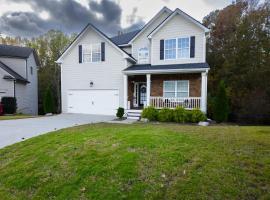 Large Rustic Family Home By RoadATL-KingBed-Firepit-Grill, hotel v destinaci Braselton