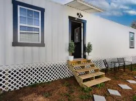 Spacious Tiny Home By Airport-Free Prkng-Fast WiFi
