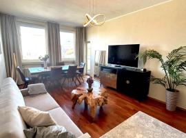 ED-große, moderne Wohnung in zentraler Lage, mit Balkon, Lift und Parkplatz, place to stay in Hannover