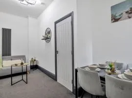 Cozy 2BR Apartment - Free Parking - Equipped Kitchen
