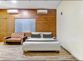 Viesnīca UTSAV GALAXY BANQUET And ROOMS pilsētā Sūrata