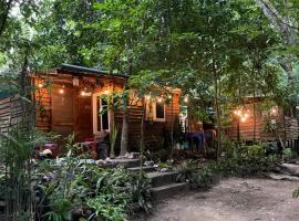 Woodpecker cabin, hotel in El Remate