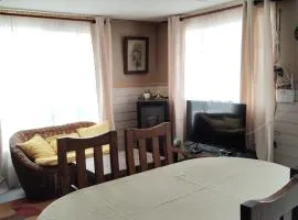 Cabaña con antejardín y Parrón