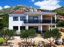 Nice Apartment In Starigrad With Wifi