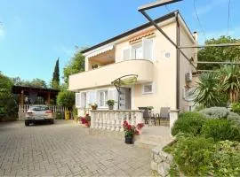 Beautiful Apartment In Cizici With Wifi