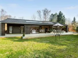Stunning Home In Dronningmølle