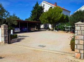 Nice Apartment In Jezera With Wifi, Hotel in Vrelo Koreničko