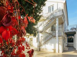 Amazing Apartment In Jezera With Wifi, Hotel in Vrelo Koreničko