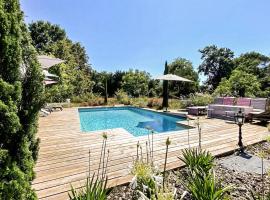 Superbe Maison Avec Piscine, hotel di Arengosse