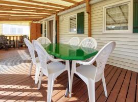 Mobilhome With Shared Pool, Hotel in Carnac