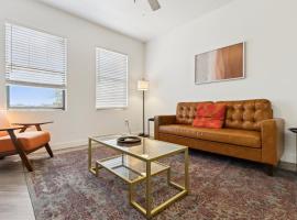 CozySuites Glendale by the stadium with pool 30, ξενοδοχείο σε Γκλέντεϊλ