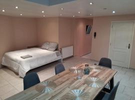 House near Forest 125 m&sup2; for 6 guests, villa em Bruxelas