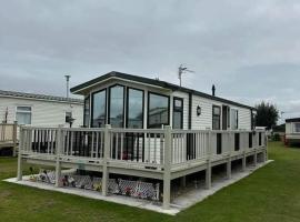 'THE HUT' 4 berth Caravan with cot bed, hotel v destinaci Ingoldmells