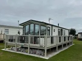 'THE HUT' 4 berth Caravan with cot bed