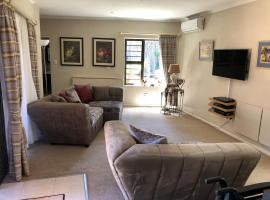 Charming Self-Catering Apartment, ξενοδοχείο για ΑμεΑ σε Tygerberg Hills