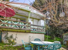 Gorgeous Stacaravan In Casalabriva, hotel v destinaci Casalabriva