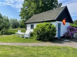 Gästhus i lummig trädgård