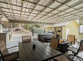 Mountain Villa Scenic Views Hot Tub & Fire Pit