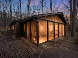 Cabin Wraparound Deck, WiFi, Grill, Dog-Friendly!