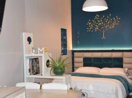 Home in Paris Eiffel Tower & Champs Elysees, hotel a París