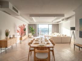 S66 by Homega, Seafront terrace & Valletta views, hotel a Sliema