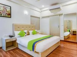 Hotel Whitehouse - Top Rated Fully AC - Near Prem Mandir- In house parking - Mukund Hospitality