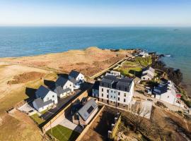 Gwel Y Mor Duo by Birch Stays New Home, hotel i Amlwch