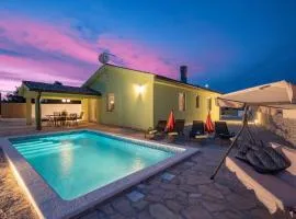 Villa Nora, a private villa with pool minutes from the beach