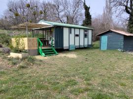 Chalets dans le Luberon – hotel w mieście Viens
