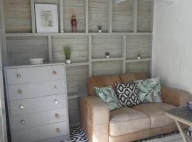 Isle Escape Retreat- Sleeps 4 Garden & Games Room