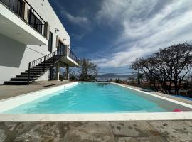 Igallu House Infinite views, lake & mountain, chalupa v destinaci Ajijic
