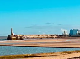 Luxury 2 Bed Apartment with Stunning Sea View Steps from Old Town and Dreamland