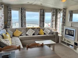 Main South View A8 - Crimdon Dene Holiday Park，Hart的附設泳池的飯店