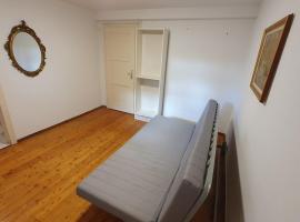 Cosy Private room with free Gated Parking, hotel v destinaci Massagno