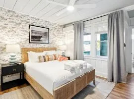 Folliday Inn - The Overnighter - Room 25