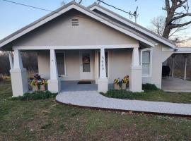 Quaint Farmhouse, Cottage in Branson West