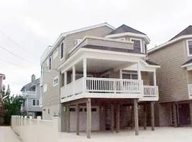 Ocean Block Single Family Rooftop Deck Beach Badges Wifi Ocean Views From Kitchen & Master Bedroom Decks In This Reverse Living Ocean Block