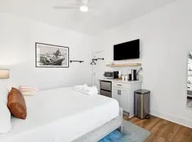 The Folliday Inn - The Racer - Room 35