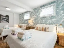 Folliday Inn - The Runabout - Room 12