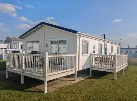 Manor Park Dog Friendly 2 bed, 6 berth Lodge with decking 600 Yard's From The Beach In Hunstanton