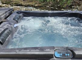 Rustic Retreat, Pickleball Court, Creek, WIFI, Mountain Views, Starting at 79", hotel em Cosby