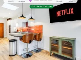4 Bedroom 4 Bathroom House - Sleeps 7 - Prime Location, Free Parking, Self-Check-In, Workspace, Fast Wifi and Smart TV with Virgin TV and Netflix by Yoko Property