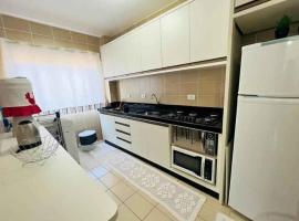 apto 50mts da praia 2 quartos para 6 pessoas, hotel in Água Boa