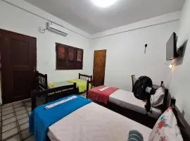 Suíte privativa espaçosa nova Cozinha e lavadora compartilhadas