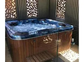 Unique Zone half house with games room & outdoor jacuzzi in Maiden Gully, Bendigo